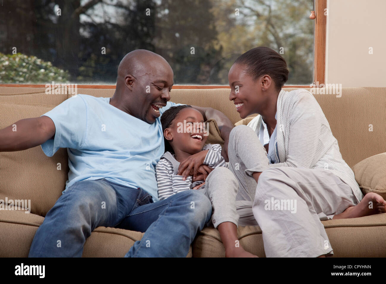Eltern und Tochter lachen zusammen, Illovo Familie, Johannesburg, Südafrika. Stockfoto