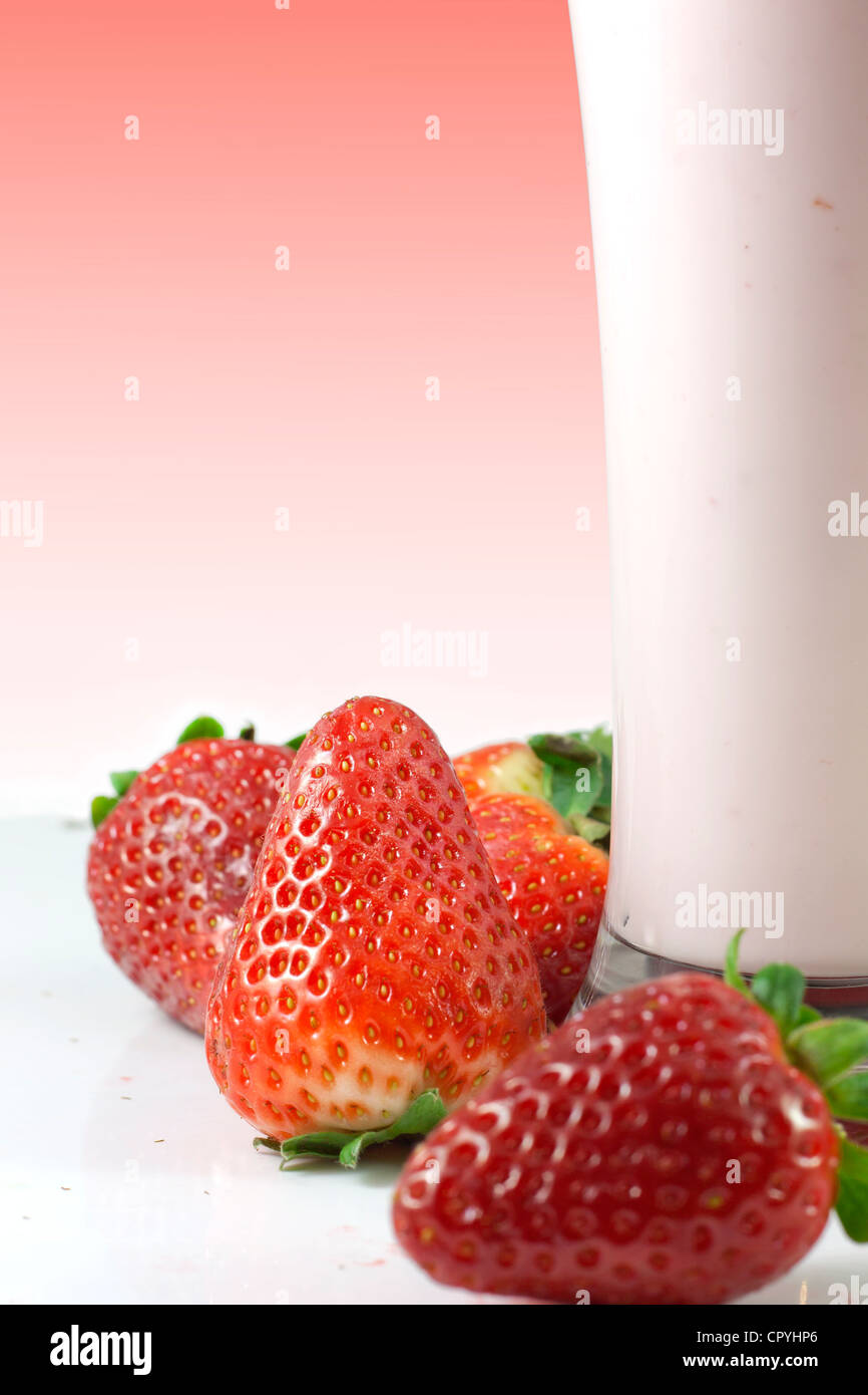 Cocktail mit frischen Erdbeeren Erdbeer smoothie Stockfoto