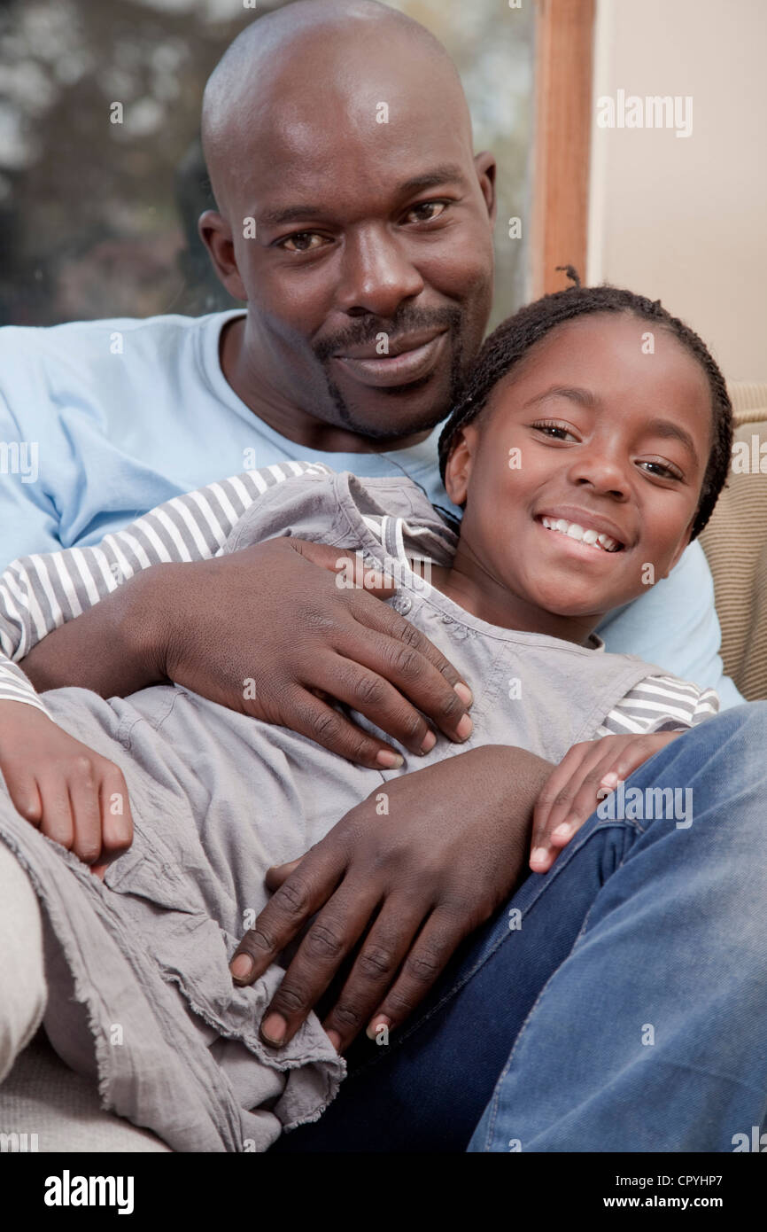 Vater und Tochter posieren zusammen, Illovo Familie, Johannesburg, Südafrika. Stockfoto