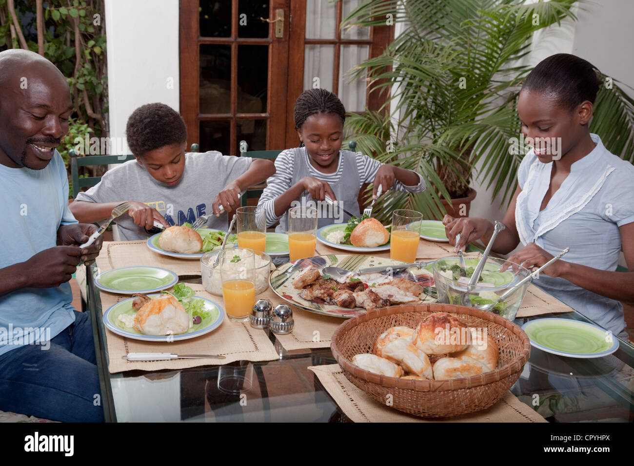 Eine Familie zusammen zu Mittag Illovo, Johannesburg, Südafrika. Stockfoto