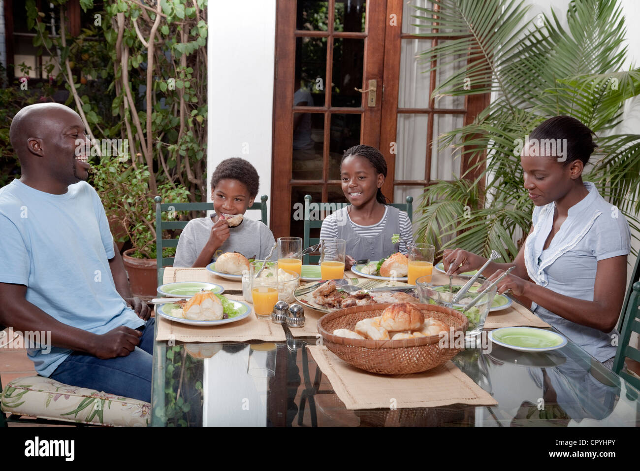 Eine Familie zusammen zu Mittag Illovo, Johannesburg, Südafrika. Stockfoto