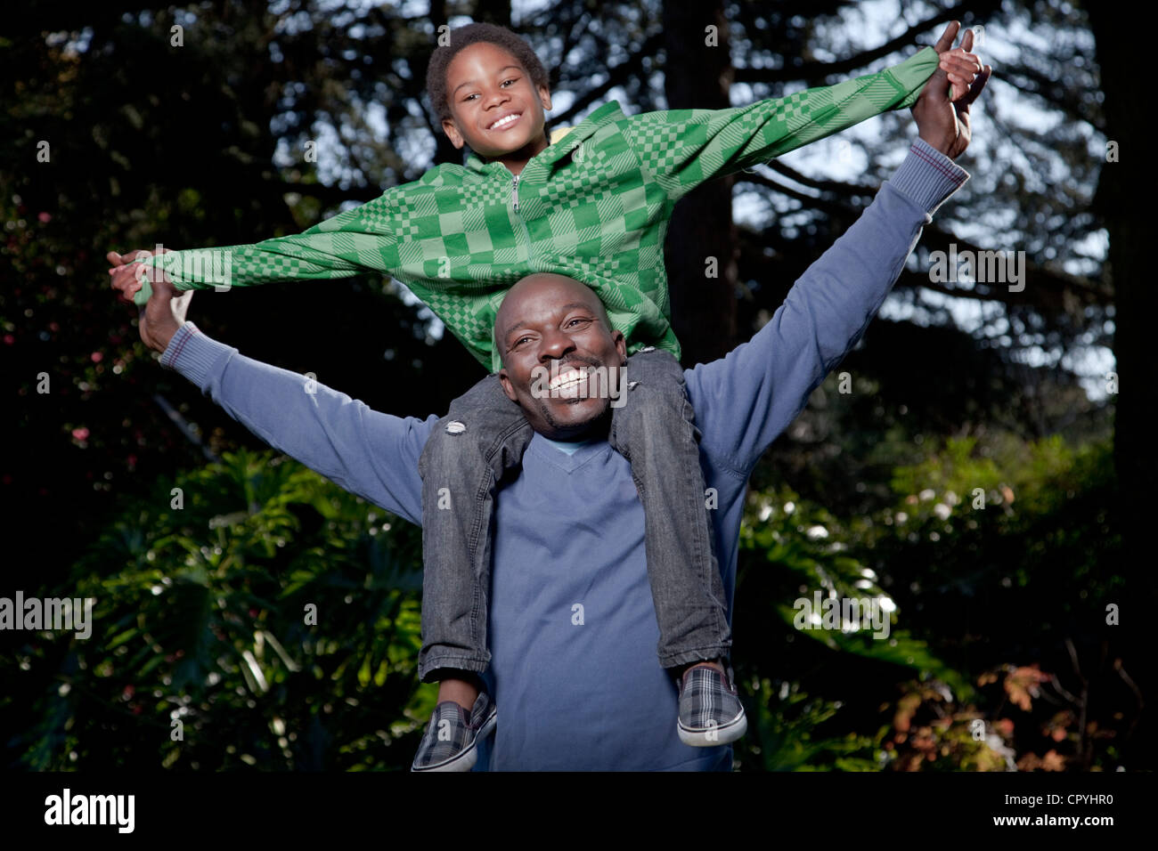 Vater und Sohn spielen zusammen in einem Garten, Illovo Familie, Johannesburg, Südafrika. Stockfoto