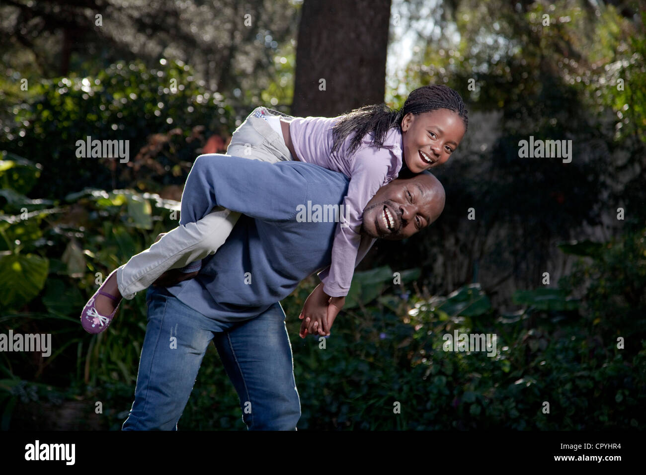 Vater und Tochter spielen zusammen in einem Garten, Illovo Familie, Johannesburg, Südafrika. Stockfoto