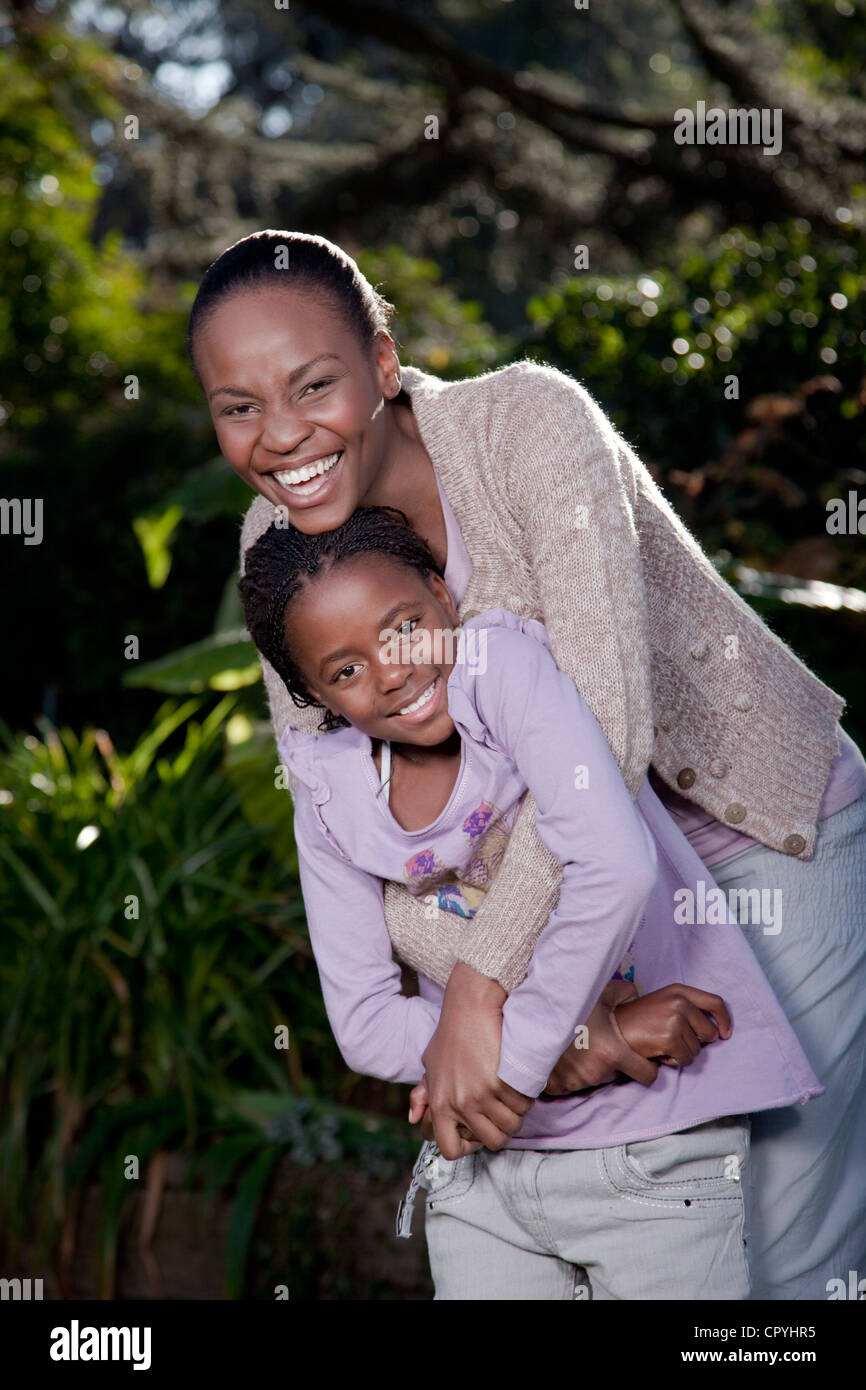 Mutter und Tochter zusammen im Garten, Illovo Familie, Johannesburg, Südafrika. Stockfoto