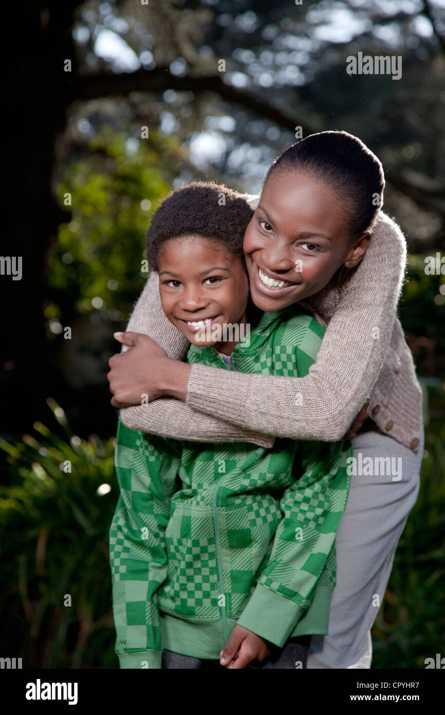 Mutter und Sohn zusammen im Garten, Illovo Familie, Johannesburg, Südafrika. Stockfoto
