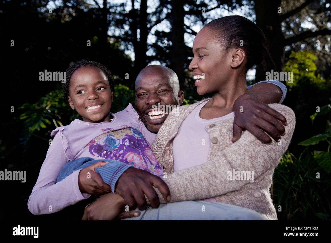 Eltern und Tochter spielen zusammen im Garten, Illovo Familie, Johannesburg, Südafrika. Stockfoto