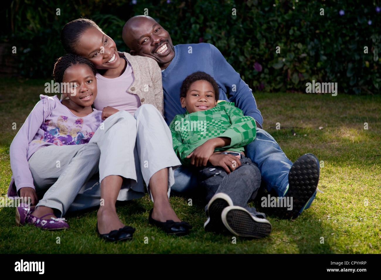 Eine Familie sitzt zusammen draußen, Illovo Familie, Johannesburg, Südafrika. Stockfoto