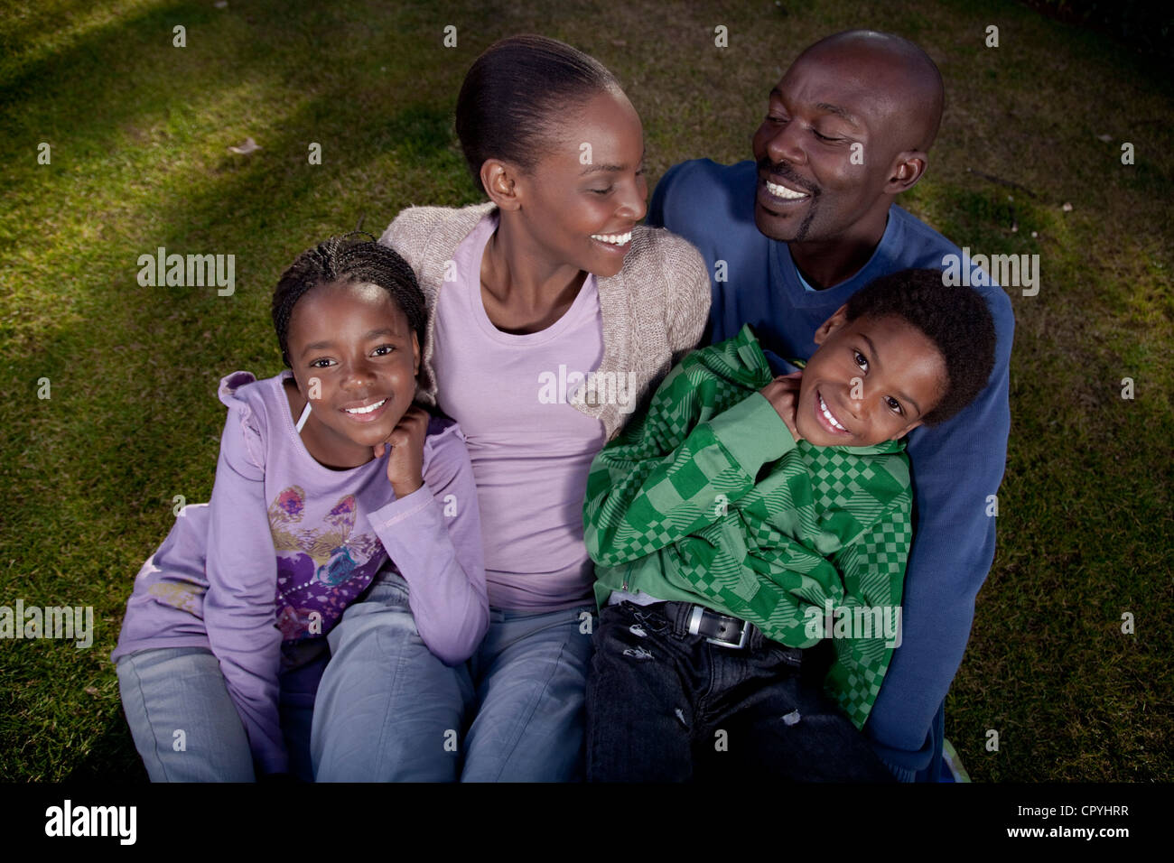 Eine Familie sitzt zusammen draußen, Illovo Familie, Johannesburg, Südafrika. Stockfoto