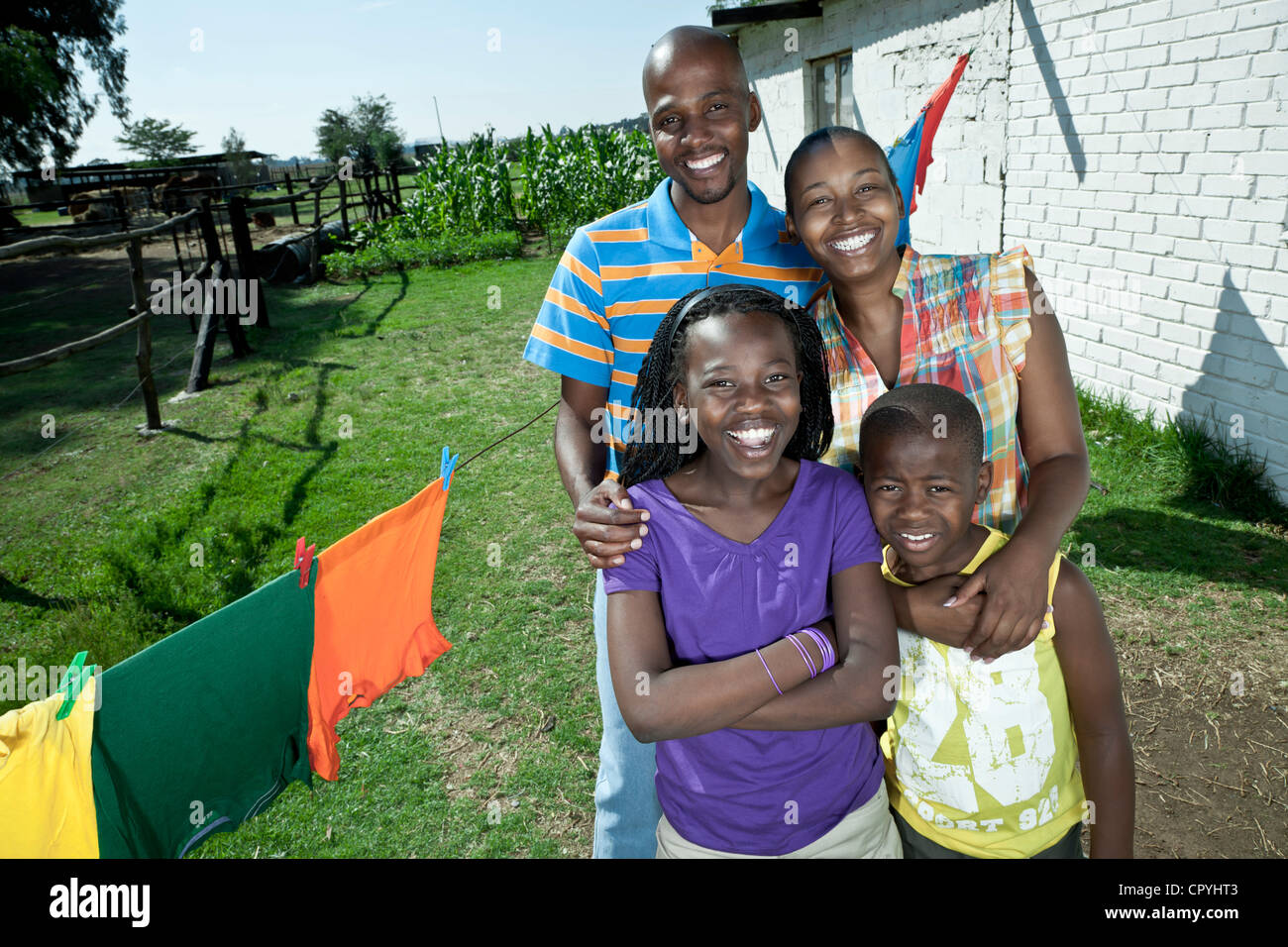 Afrikanische Familie draußen ihre ländliche Heimat Stockfoto