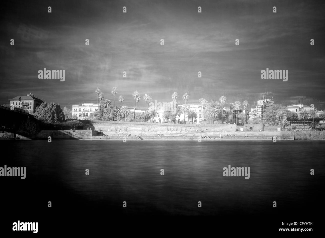 Infrarot- und doppelte Belichtung Bild des Flusses Guadalquivir in Sevilla, Spanien Stockfoto