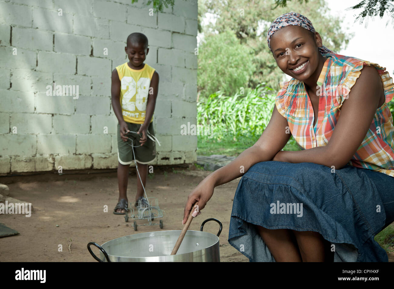 Afrikanische Frauen kochen im Freien ihre ländliche Heimat Stockfoto