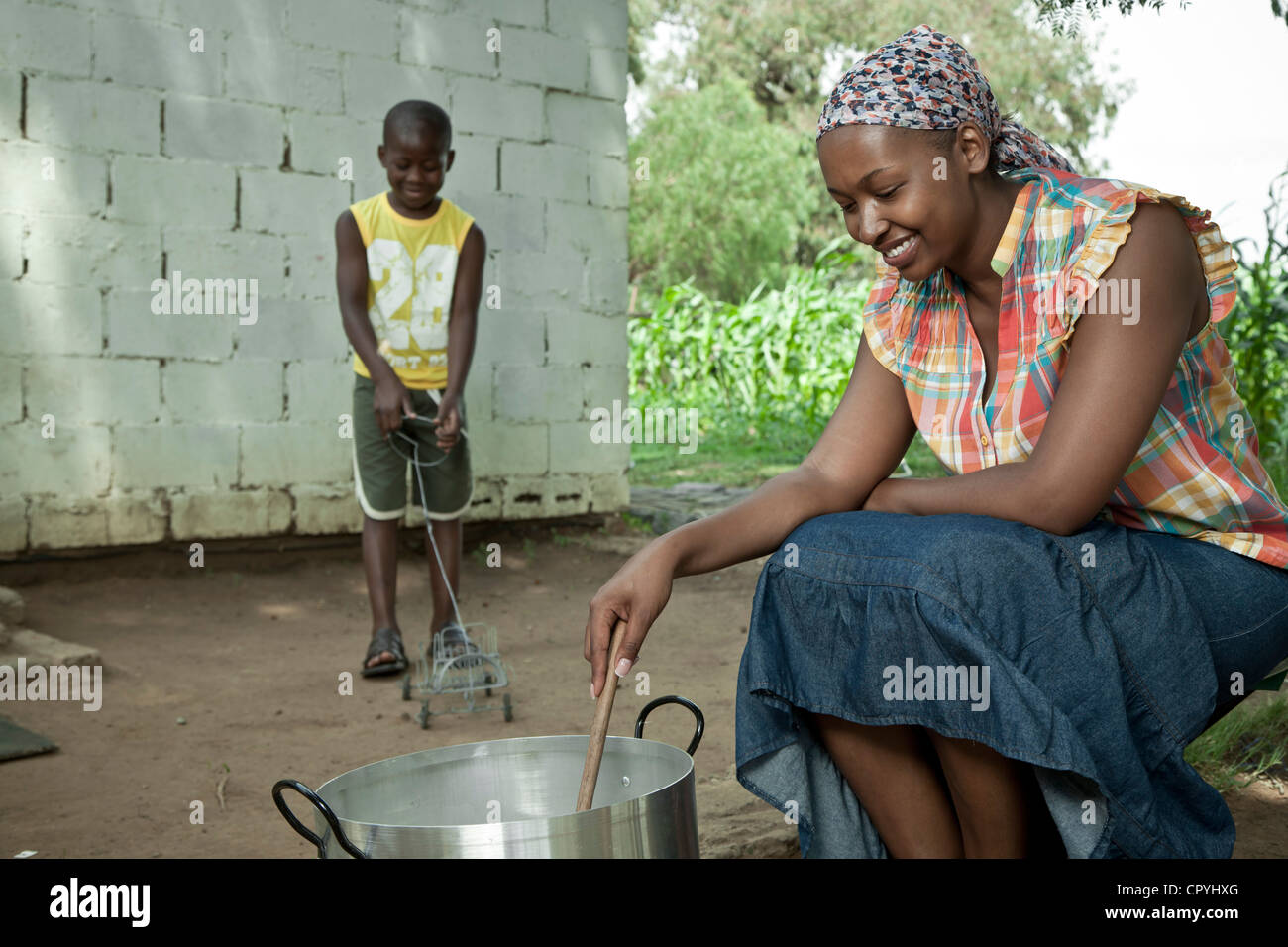 Afrikanische Frauen kochen im Freien ihre ländliche Heimat Stockfoto