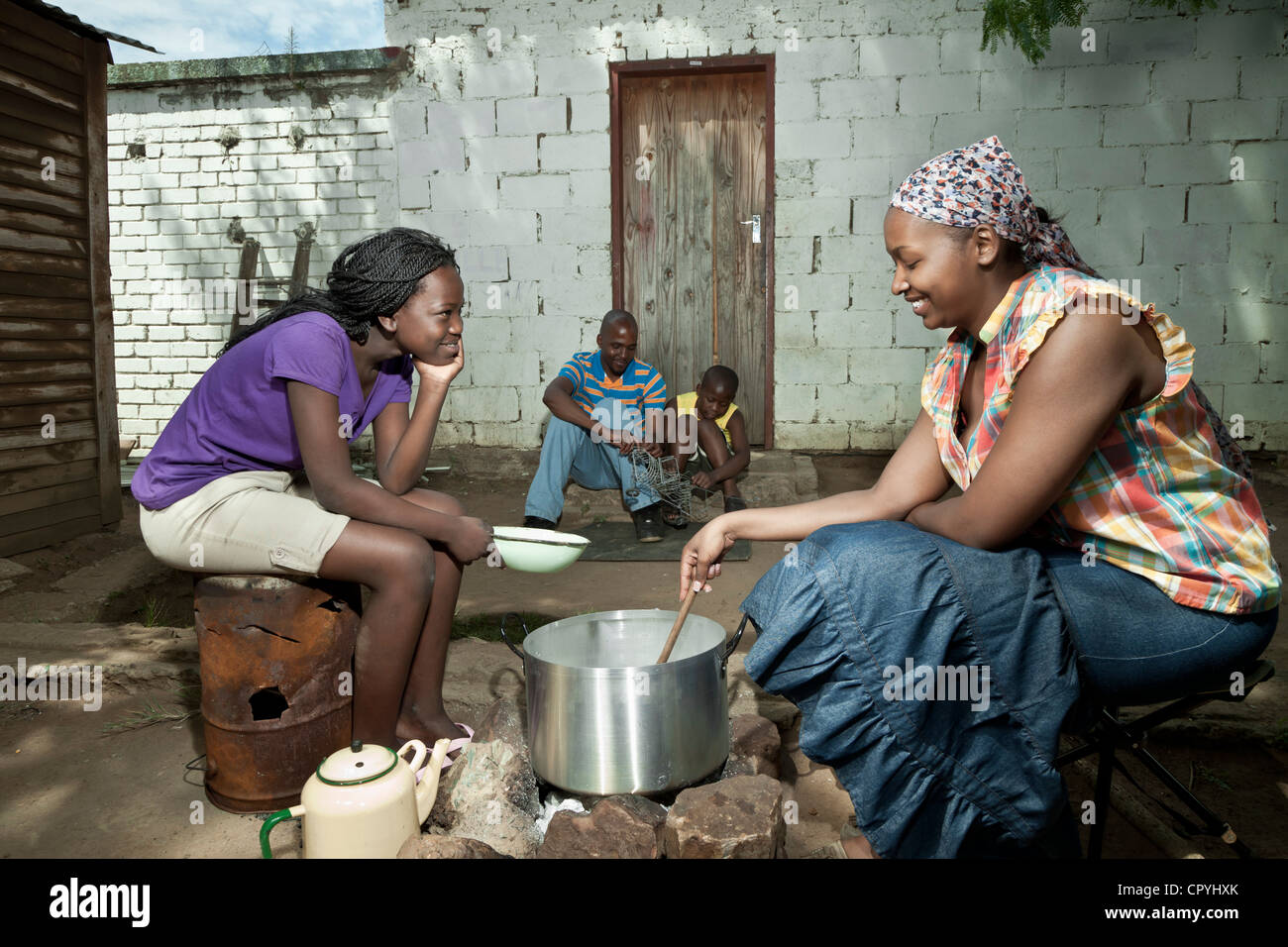 Afrikanische Familie kochen im Freien ihre ländliche Heimat Stockfoto