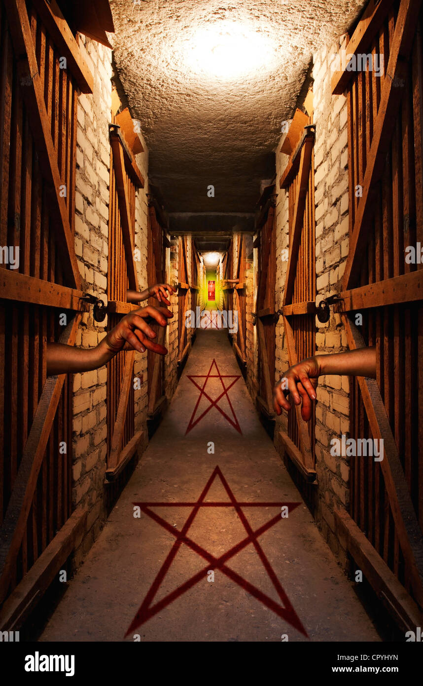 Weg in die Hölle, im dunklen Keller Konzept der dunkle Vision Teufel Zeichen mit Pentagramm Stockfoto