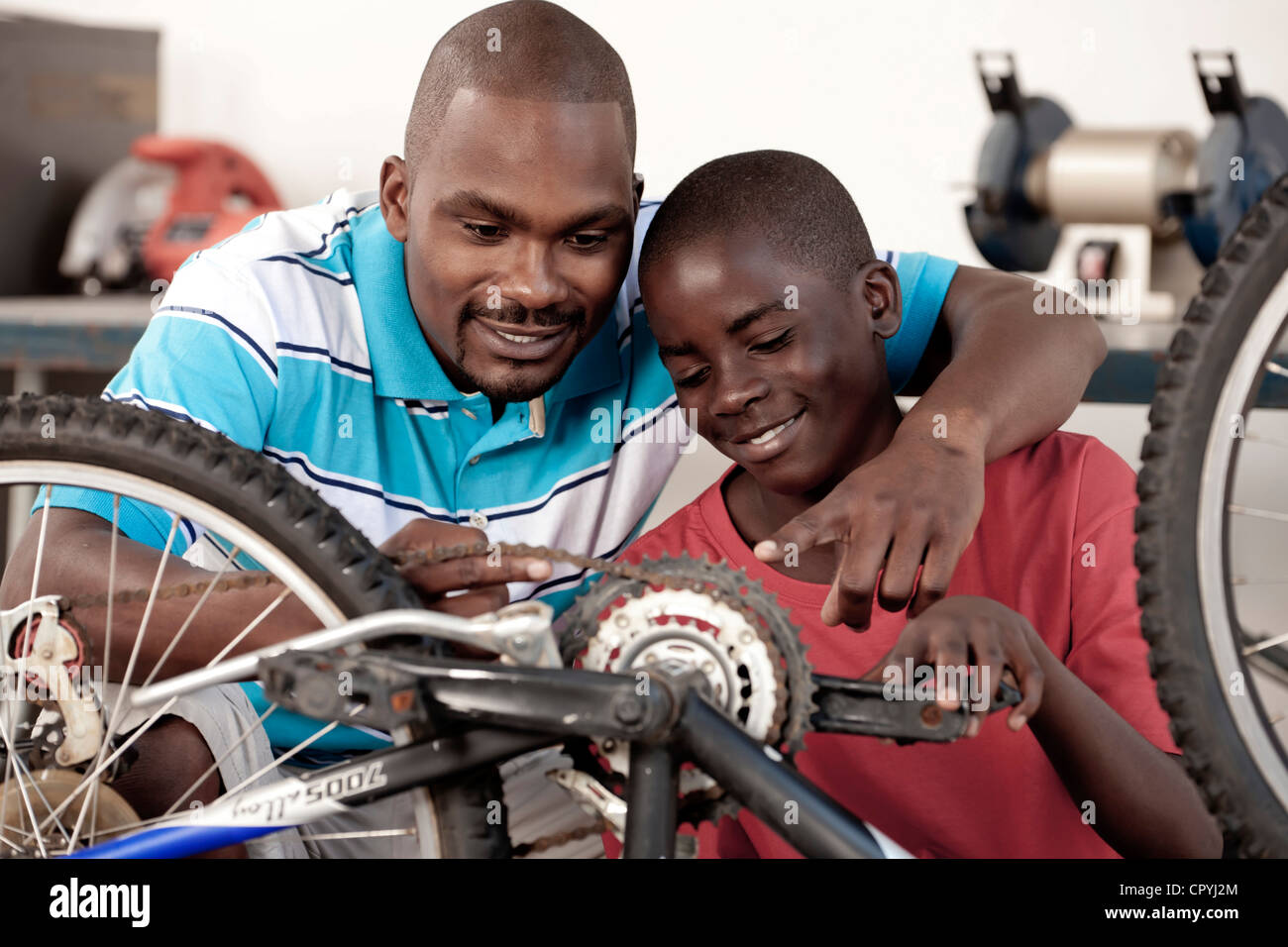 Afrikanischen Vater und Sohn arbeiten auf einem Fahrrad Stockfoto
