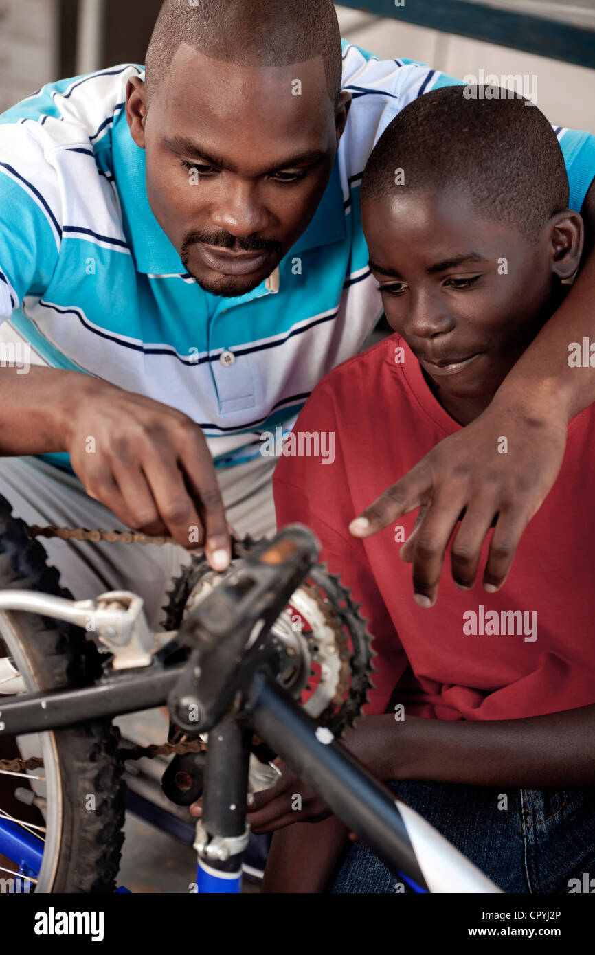 Afrikanischen Vater und Sohn arbeiten auf einem Fahrrad Stockfoto