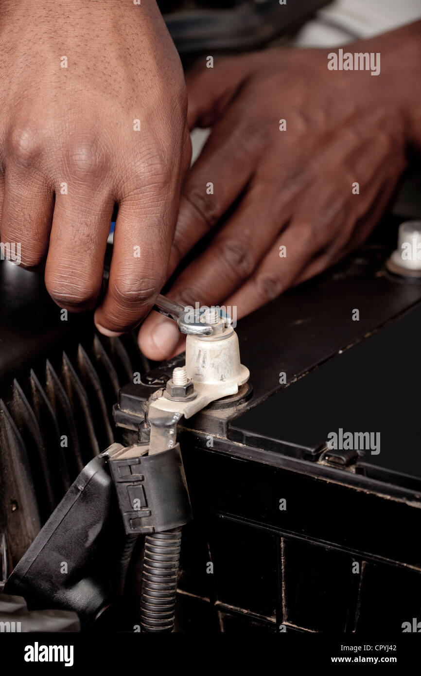 Afrikanischer Mann arbeitet an einem Automotor Stockfoto