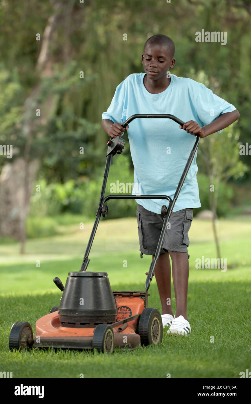 Afrikanischen jungen Rasen mähen Stockfoto
