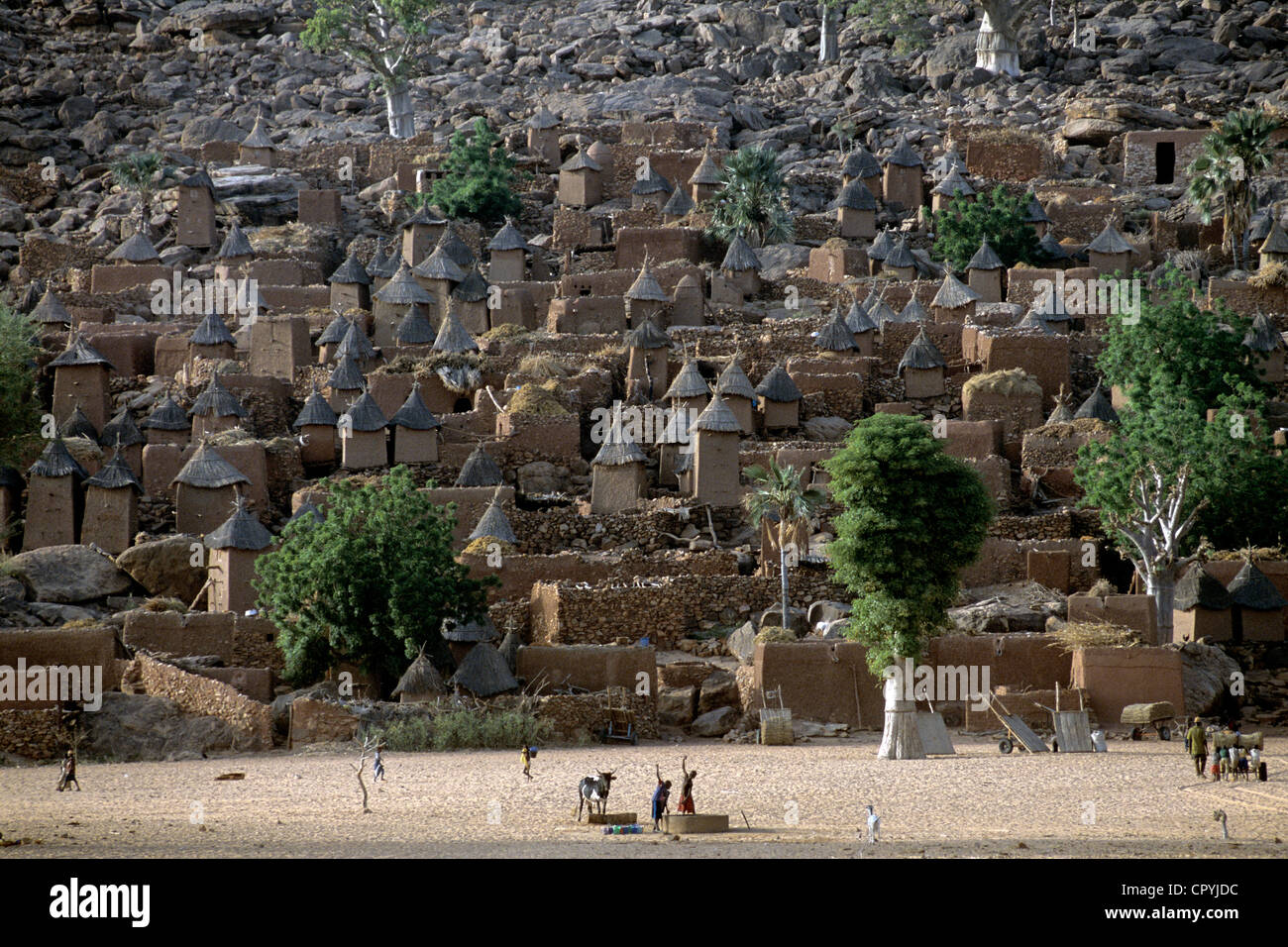 Mali, Dogonland, Dorf Guimini an der Unterseite von Bandiagara-Klippen, die von der UNESCO als Welterbe gelistet Stockfoto
