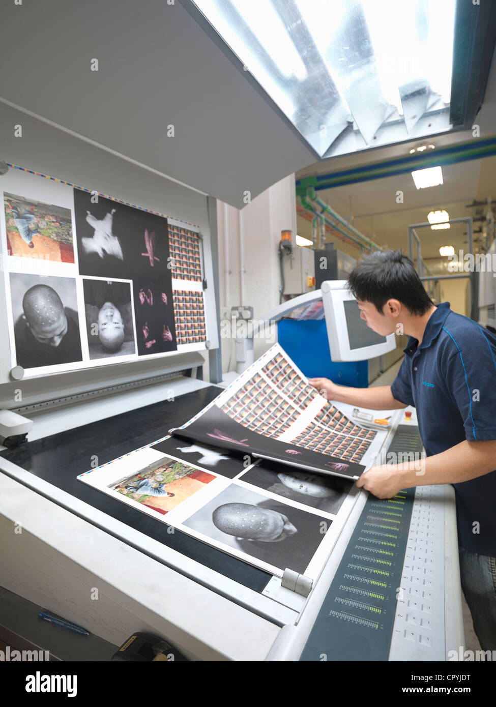 Eine vollständige Skala-Druckmaschine in Singapur Stockfoto