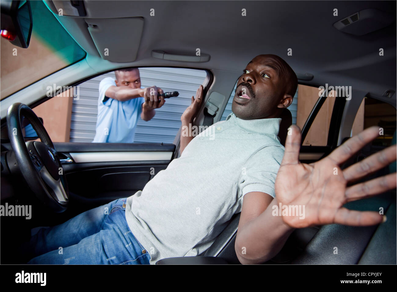 Innenansicht eines Mannes immer in seinem Auto entführt Stockfotografie Alamy