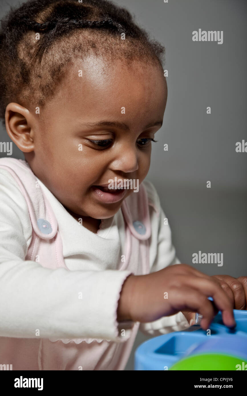 Porträt von einem Babymädchen spielen mit Spielzeug Stockfoto