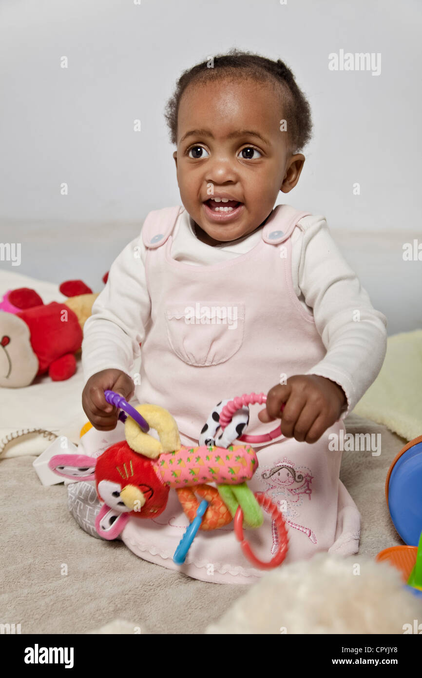 Schwarze weibliche Babys spielen mit Spielzeug Stockfoto