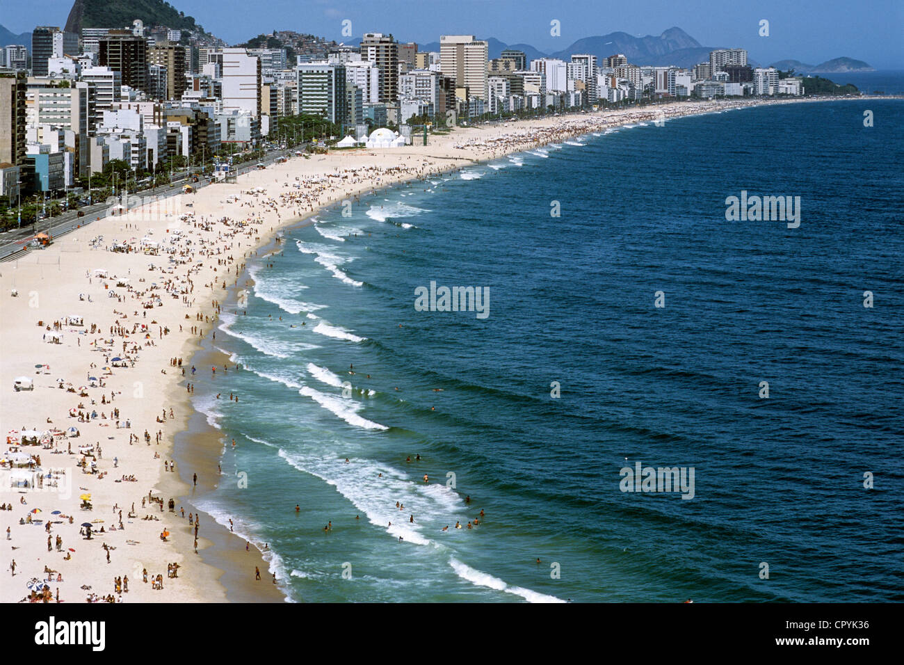 Brasilien, Rio De Janeiro, Cariocas Landschaft UNESCO-Welterbe, Ipanema-Strand, befindet sich zwischen dem Morro Dois Irmãos Bezirk Stockfoto