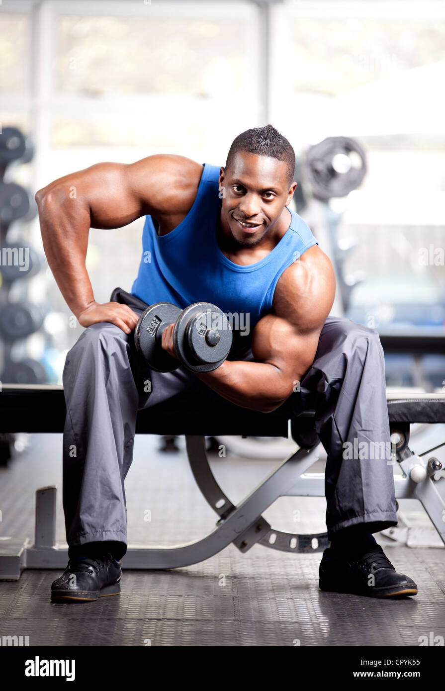 Junge muskulöse Schwarze Mann Gewichte zu heben, in ein Fitness-Studio Stockfoto