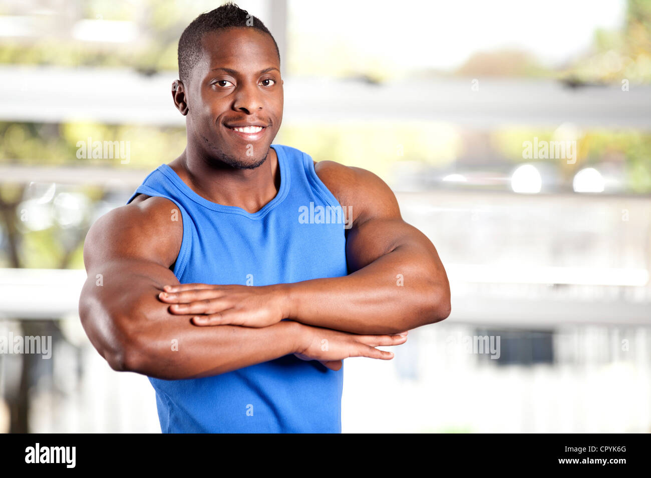 Junge muskulöse Schwarze männliche Posen in einem Fitnessstudio Stockfoto