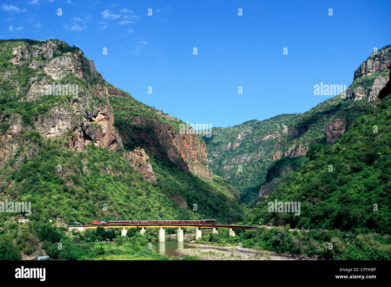 Mexiko, Staat Chihuahua, Temoris, im Herzen der Sierra Madre, Durchgang von El Chepe trainieren auf Santa Barbara Brücke Stockfoto