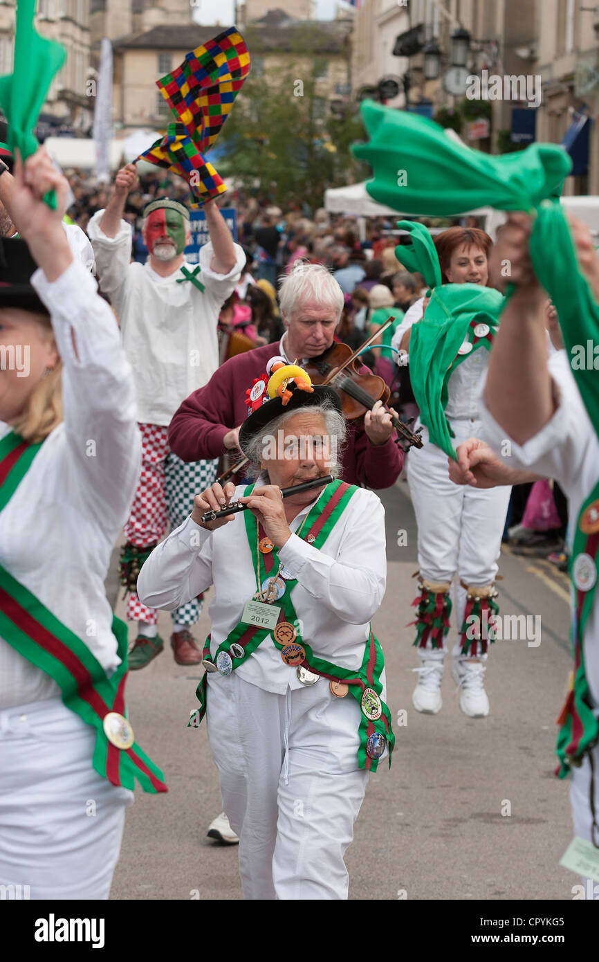 Eine Frau Morrisman spielt eine Querflöte während der 2012 Chippenham Folk Festival, Chippenham, Wiltshire, UK. Stockfoto