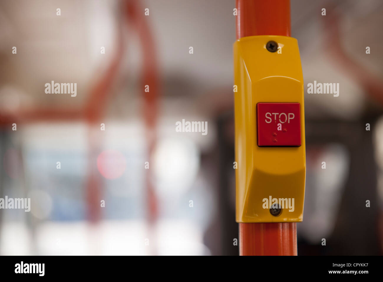 Stop-Taste mit Braille-Schrift auf bus Stockfoto