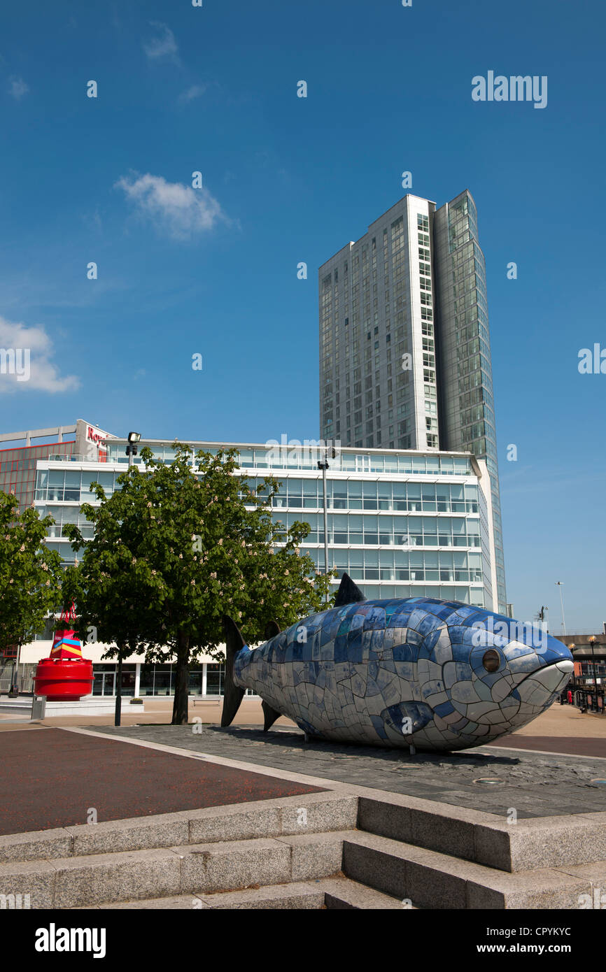 Die großen Fische und die Obal Gebäude am Lagan Weir, Belfast, Northern Ireland Stockfoto