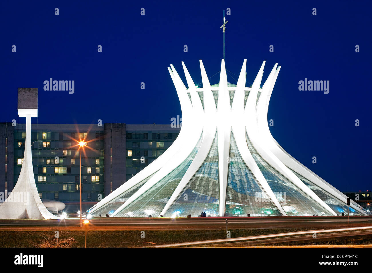 Brasilien, Brasilia, UNESCO-Welterbe, Metropolitana Nossa Senhora Aparecida Kathedrale von dem Architekten Oscar Niemeyer Stockfoto