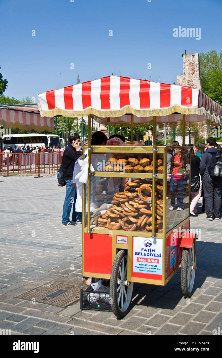 Handy-Shop in Istanbul verkauft Runde Simit Sesambrötchen - Istanbul-Türkei Stockfoto