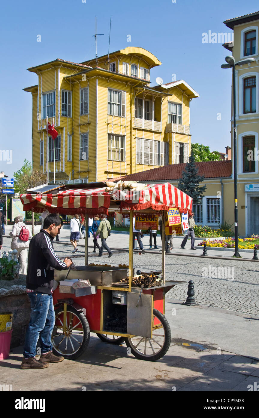 Handy-Shop in Istanbul Verkauf gegrillte Kastanien - Istanbul-Türkei Stockfoto