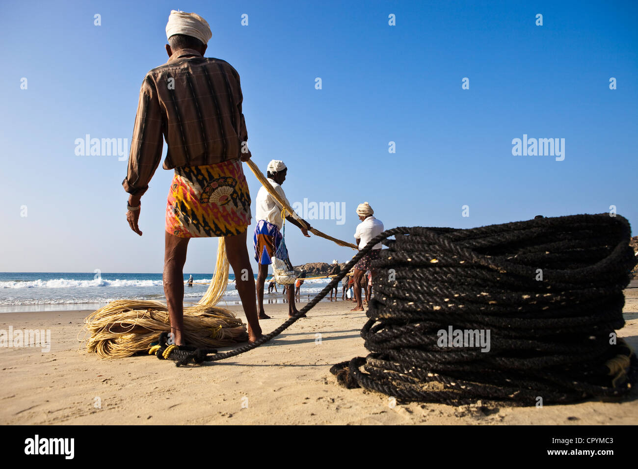 Indien, Bundesstaat Kerala, Kovalam, am frühen Morgen, die Fischer bringen zurück am Strand ein großes Netz aus dem Boot geworfen Stockfoto