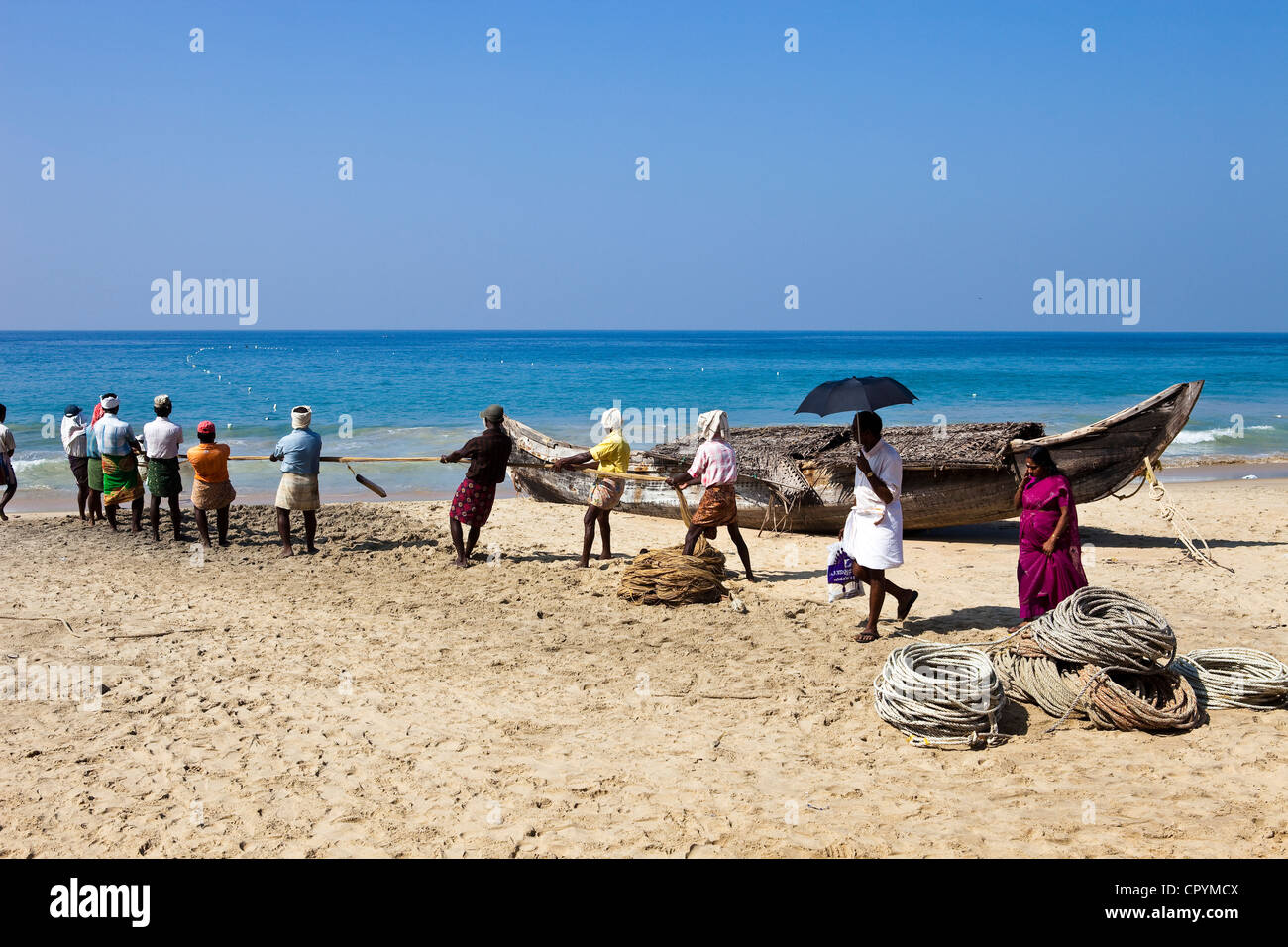 Indien, Bundesstaat Kerala, Kovalam, am frühen Morgen, die Fischer bringen zurück am Strand ein großes Netz aus dem Boot geworfen Stockfoto