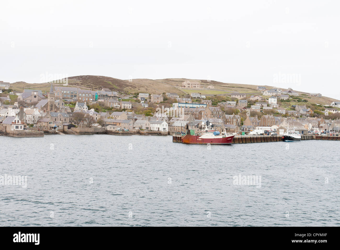 Hafen von Stromness, Orkney Insel und Fischerboot Stockfoto