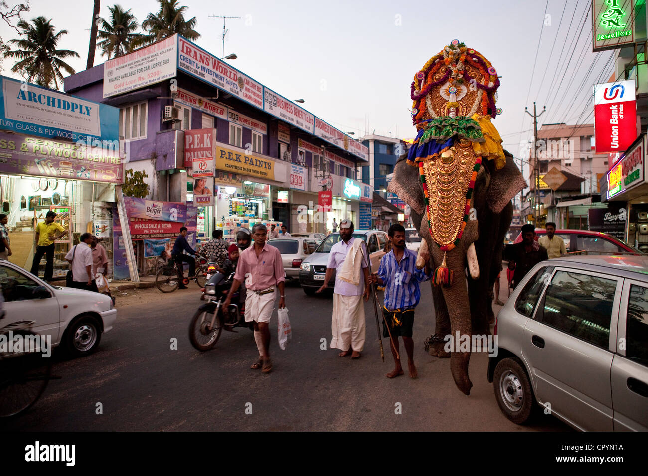 Indien, Bundesstaat Kerala, Kollam, marschieren durch die Straßen mit einem Elefanten geschmückt Stockfoto