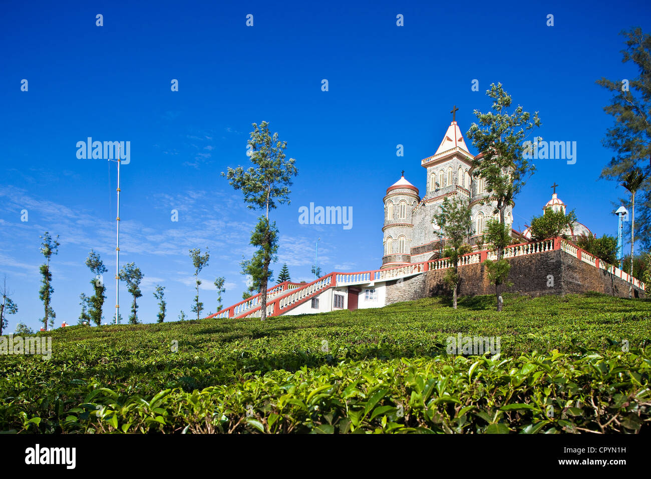 Indien, Bundesstaat Kerala, Munnar, Kirche von Mattumala Matha unter Teeplantagen Stockfoto