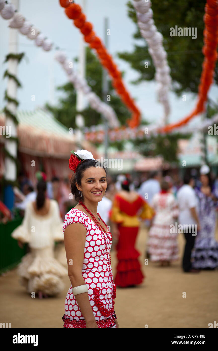 Junge Frau trägt eine Flamenco-Kleid an 'Feria de Abril' April Fair in Sevilla, Andalusien, Spanien, Europa Stockfoto