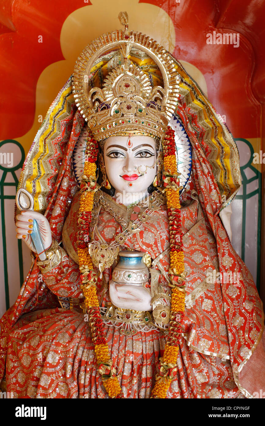 Statue der Hindu-Göttin Annapurna (Parvati) geben Essen, Lakshman Tempel, Rishikesh, Uttarakhand, Indien, Asien Stockfoto