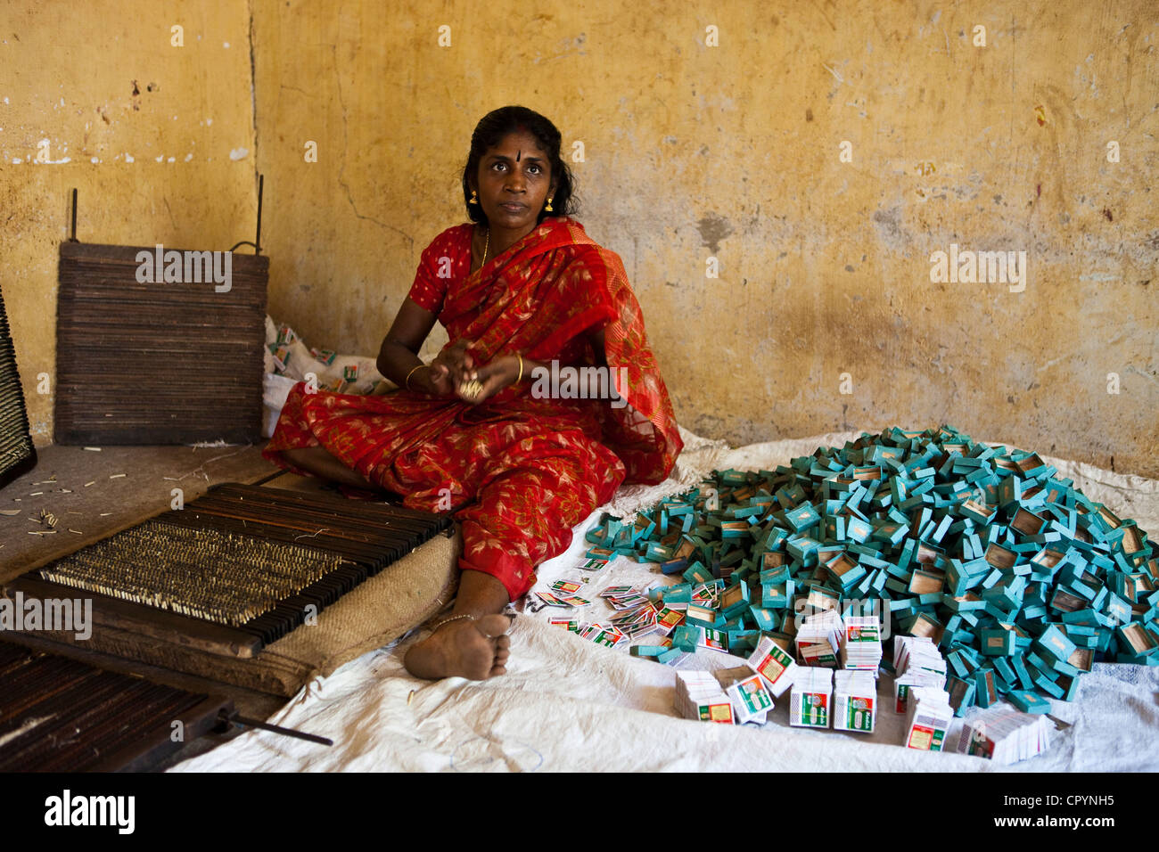Indien, Bundesstaat Kerala, Kollam, eine Spiele-Fabrik, eine Frau aufräumt, die Spiele in ihrer box Stockfoto