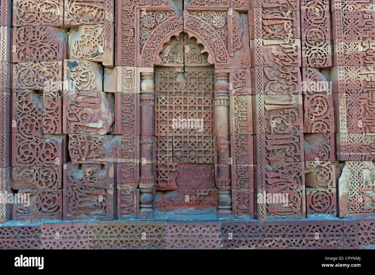 Koran Suren, Minarett Qutb Minar, UNESCO-Weltkulturerbe, New Delhi, Indien Stockfoto