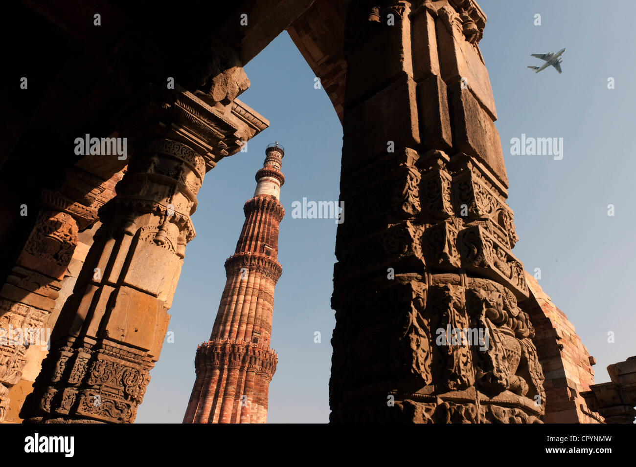 Qutb Minar Minarett mit Flugzeugen fliegen über UNESCO-Weltkulturerbe, New Delhi, Indien Stockfoto