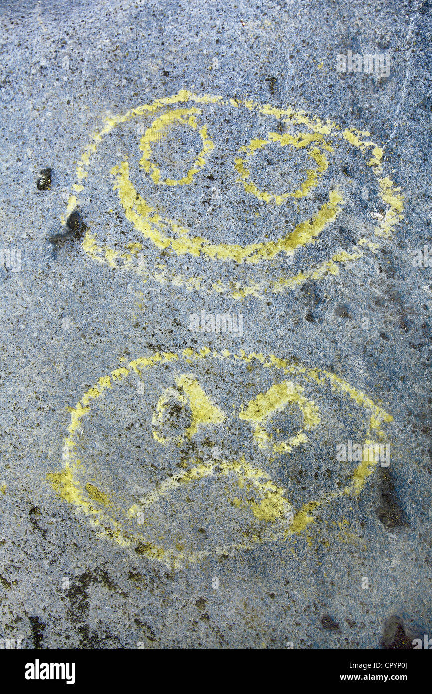 Zeichnung auf Stein, Gesichter, lachen und Zorn Stockfoto