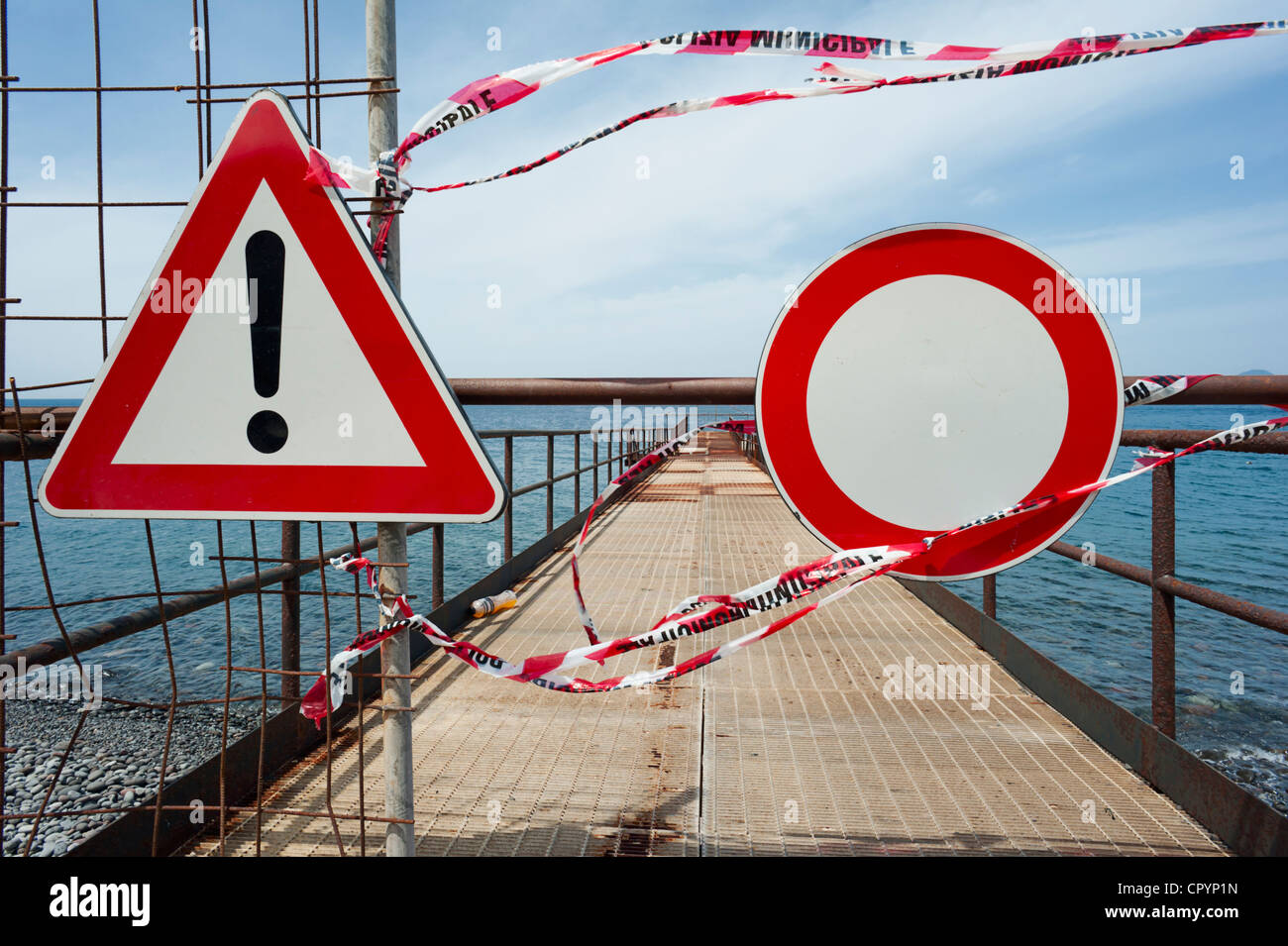 Warnzeichen und kein Zeichen auf einem alten Laden pier, isola Eole, Sizilien, Italien, Europa Stockfoto