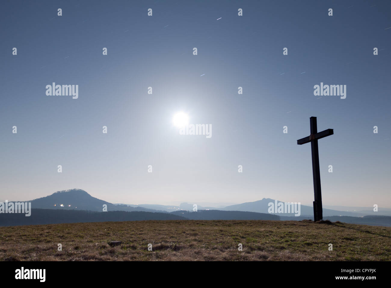 Wegkreuz bei Vollmond im Hegau-Region, Nacht Bild, Landkreis Konstanz, Baden-Württemberg, Deutschland, Europa Stockfoto